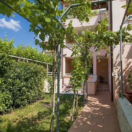In Mit Eigener Terrasse פולה